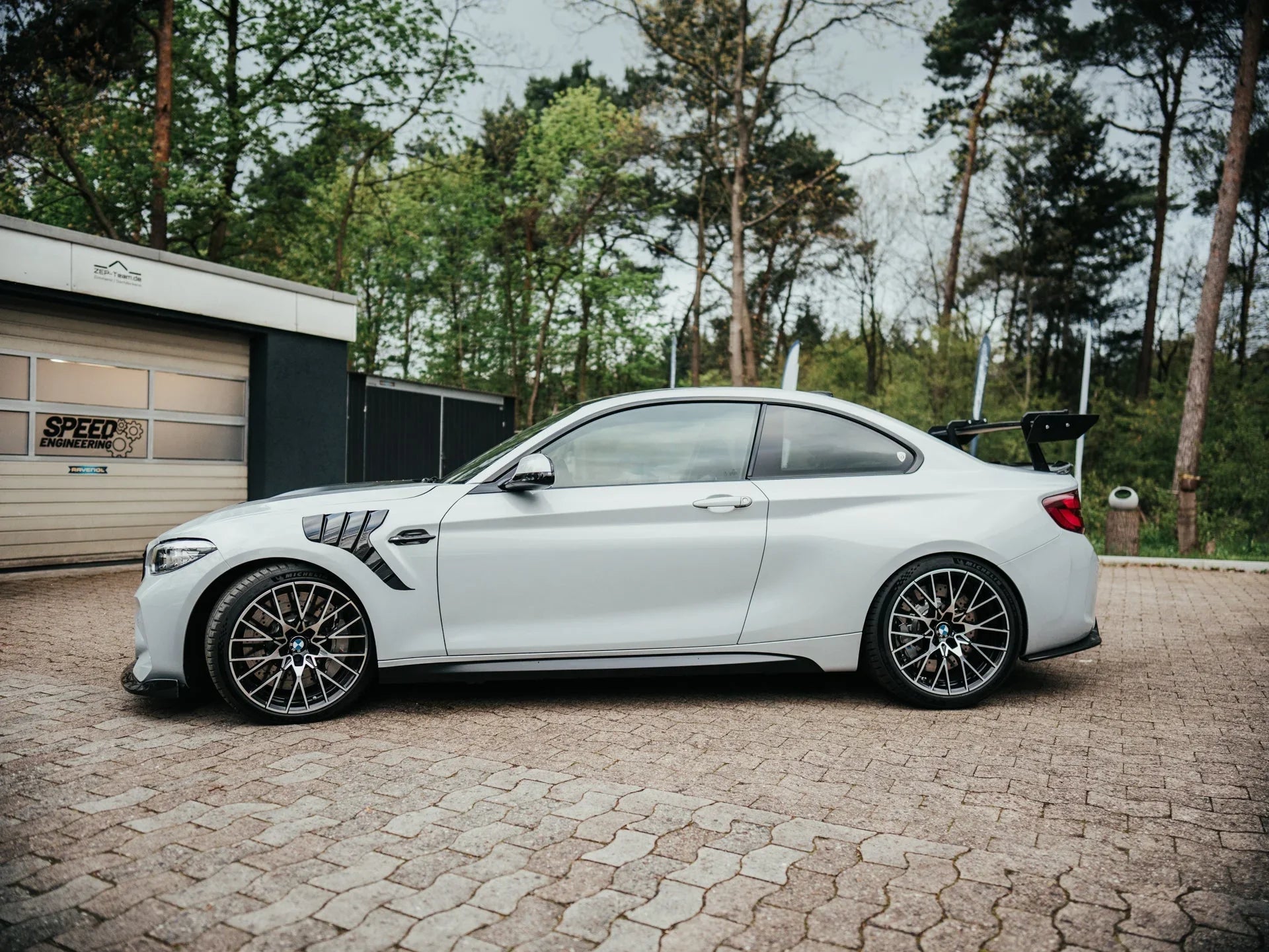 Speed Engineering - Swan Neck Wing Heckflügel für BMW M235i / M240i F22/F23 - mit TÜV - 14060 - Akrapovic Auspuffanlage