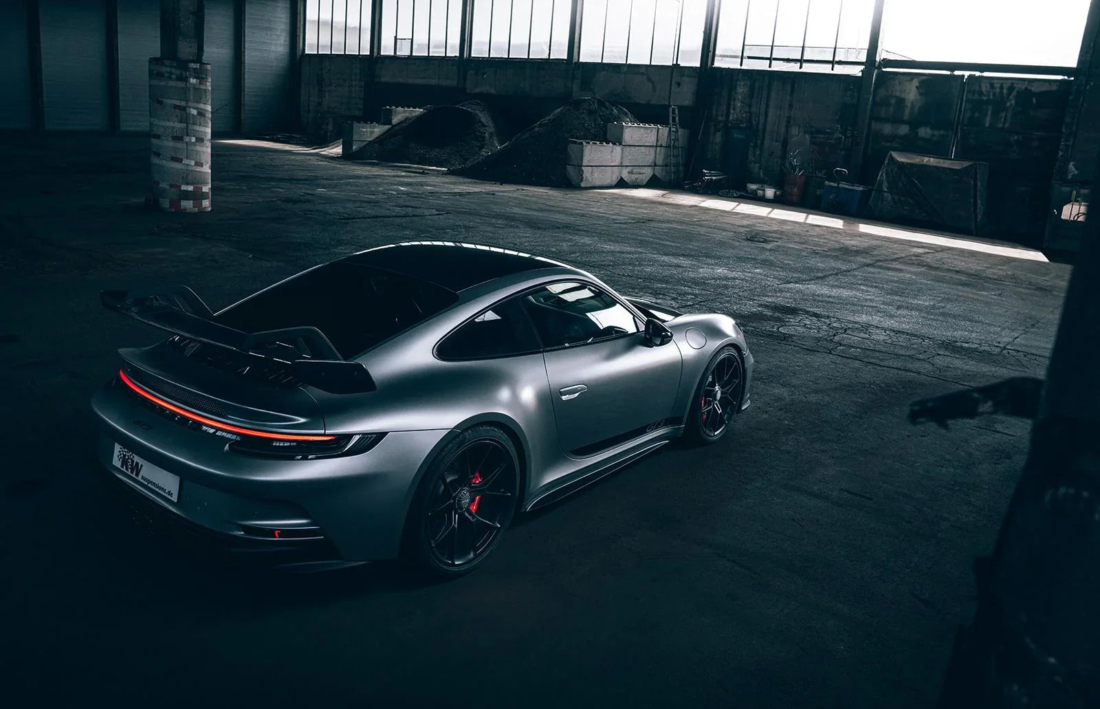 KW Gewindefahrwerk V5 Clubsport inkl. Stützlager für Porsche 992 GT3 - 3090171096/3090171093 - Akrapovic Auspuffanlage