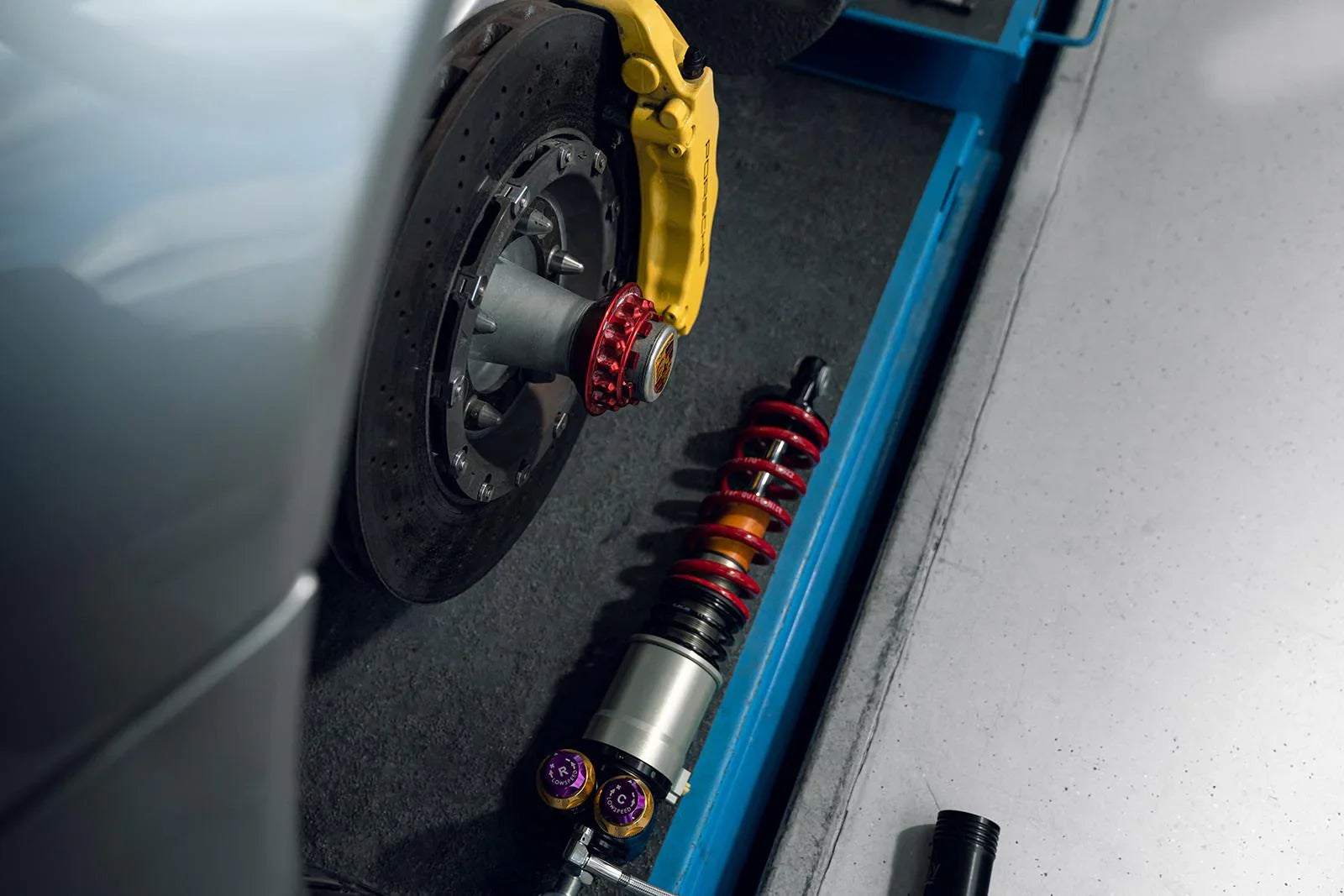 KW Gewindefahrwerk V5 für Porsche Carrera GT 980 - 30971027/30971427 - Akrapovic Auspuffanlage