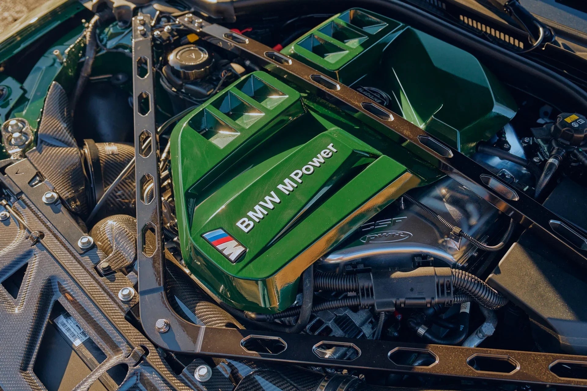 CSF Ladeluftkühler - Manifold für BMW S58 M3/M4 G80/G81/G82/G83 G8x - 8233/8233B/8233C - Akrapovic Auspuffanlage
