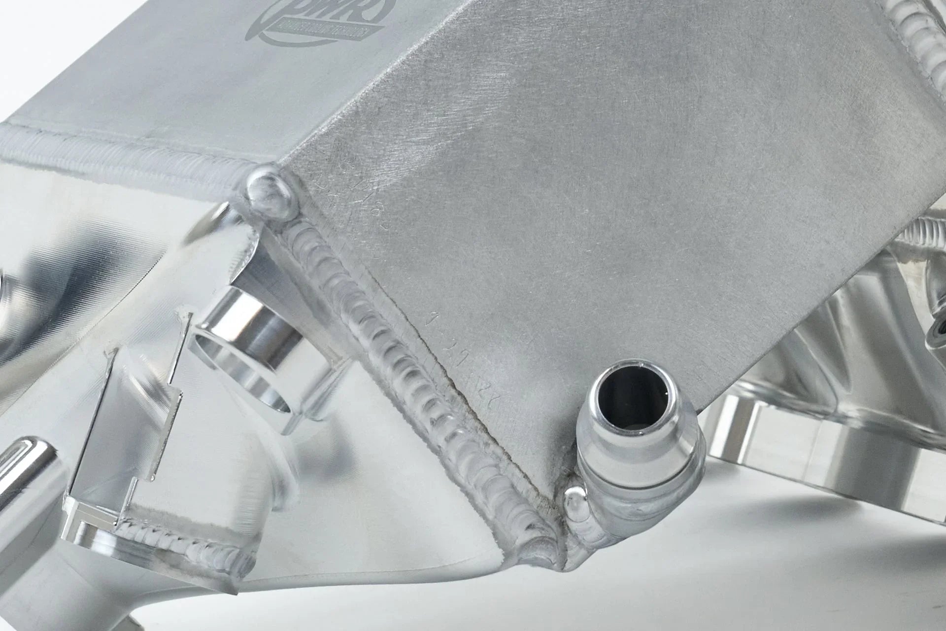 CSF Ladeluftkühler - Manifold für BMW S58 M3/M4 G80/G81/G82/G83 G8x - 8233/8233B/8233C - Akrapovic Auspuffanlage