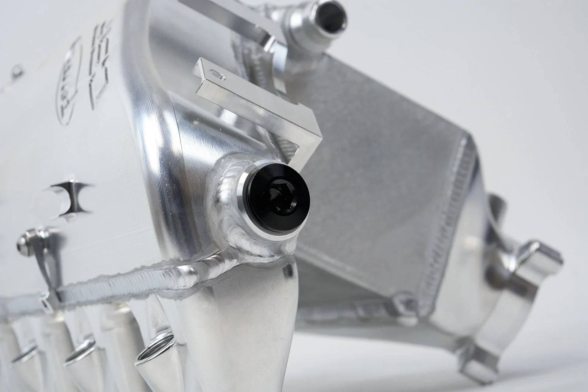 CSF Ladeluftkühler - Manifold für BMW S58 M3/M4 G80/G81/G82/G83 G8x - 8233/8233B/8233C - Akrapovic Auspuffanlage