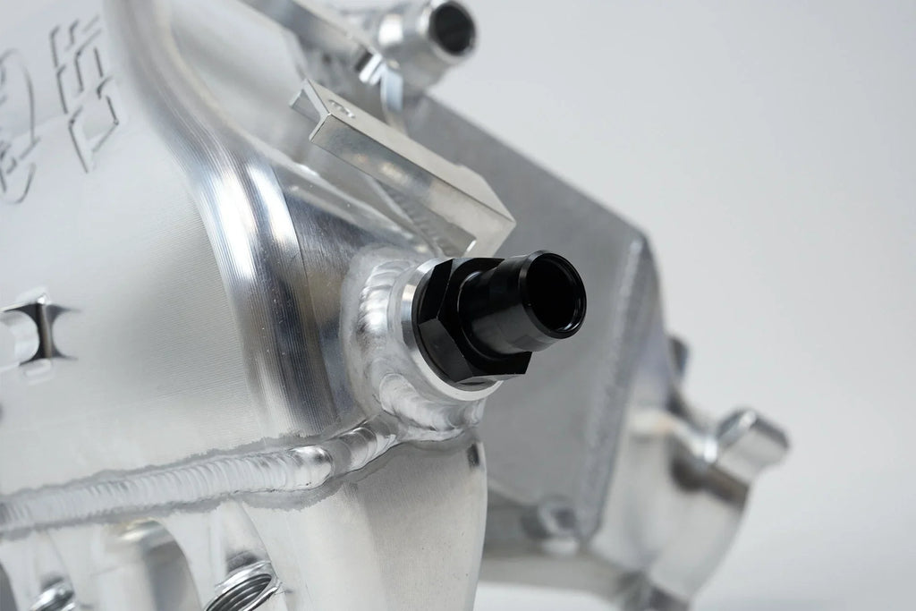 CSF Ladeluftkühler - Manifold für BMW S58 M3/M4 G80/G81/G82/G83 G8x - 8233/8233B/8233C - Akrapovic Auspuffanlage