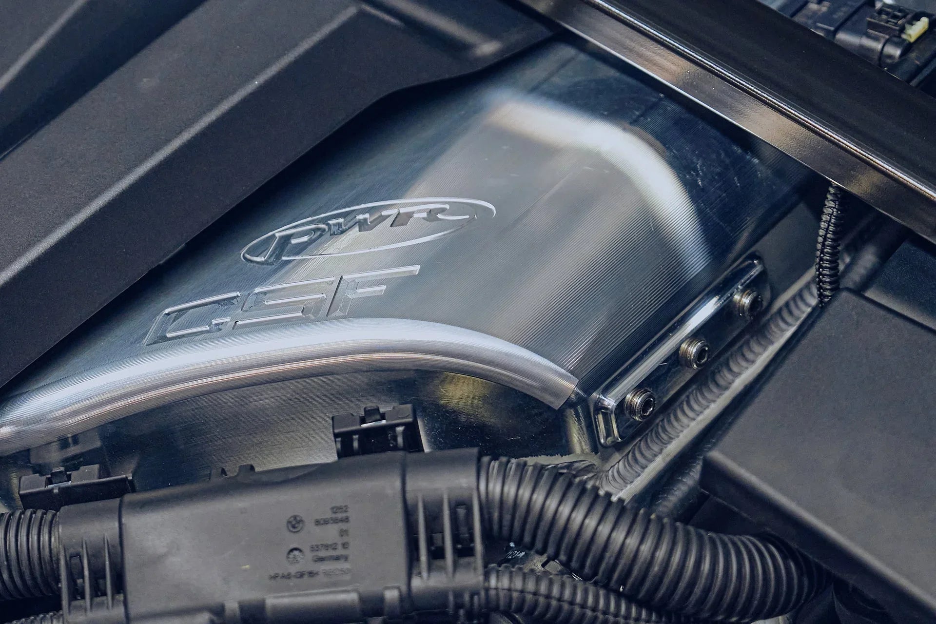 CSF Ladeluftkühler - Manifold für BMW S58 M3/M4 G80/G81/G82/G83 G8x - 8233/8233B/8233C - Akrapovic Auspuffanlage
