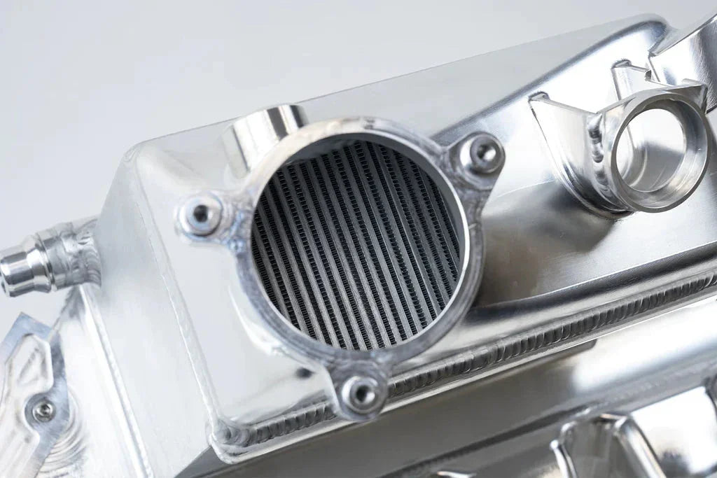 CSF Ladeluftkühler - Manifold für BMW S58 M3/M4 G80/G81/G82/G83 G8x - 8233/8233B/8233C - Akrapovic Auspuffanlage