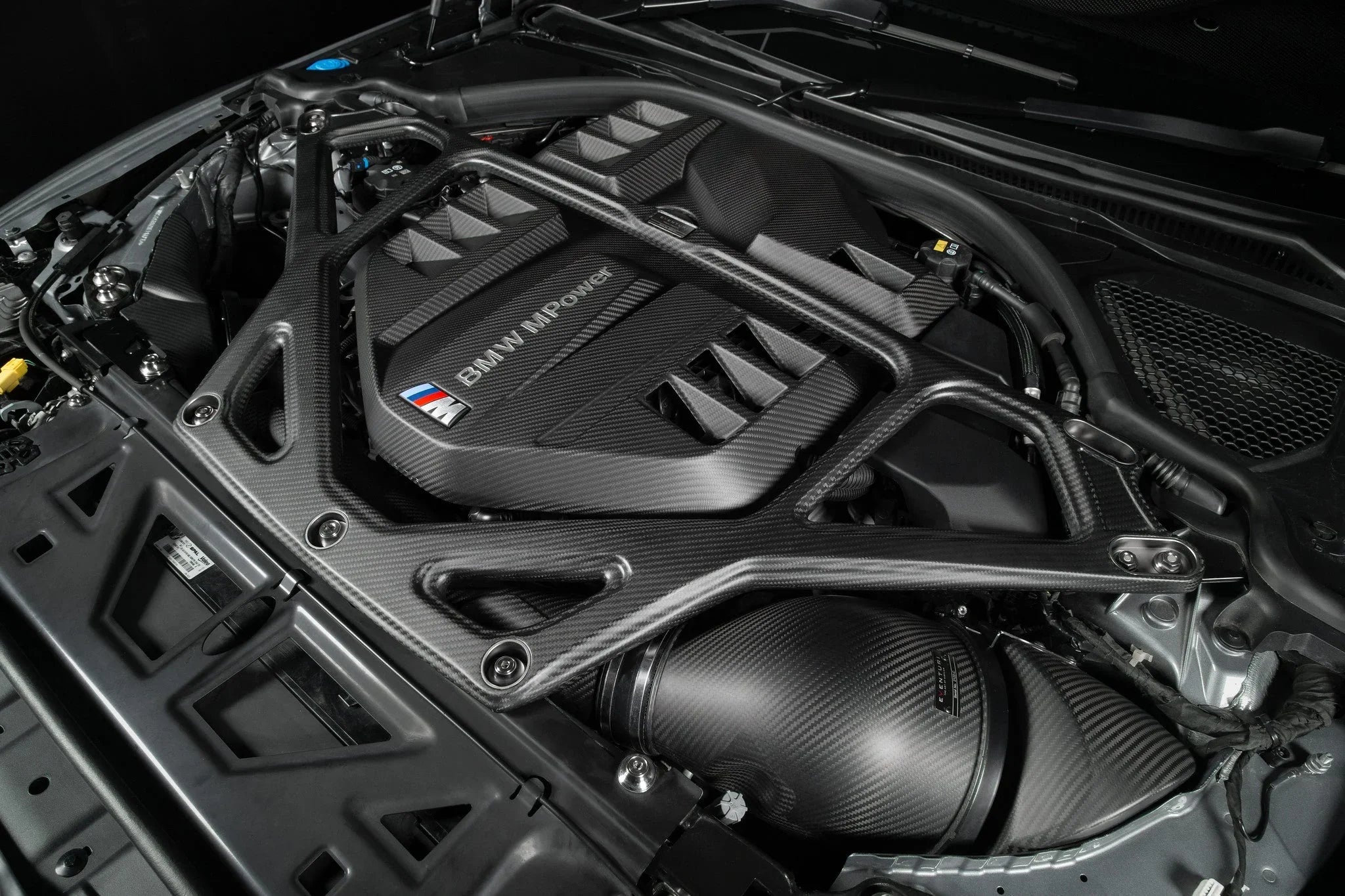 Eventuri Carbon Domstrebe / Carbon Strut Brace für BMW M3 G80/G81 & M4 G82/G83 S58 Motor - Akrapovic Auspuffanlage
