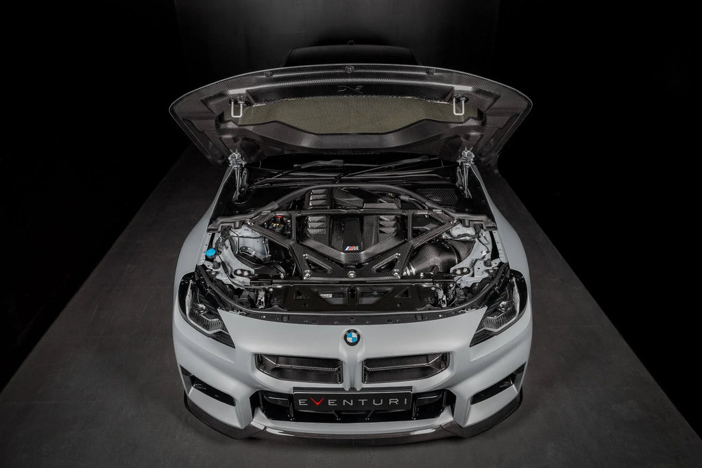 Eventuri Carbon Domstrebe / Carbon Strut Brace für BMW M3 G80/G81 & M4 G82/G83 S58 Motor - Akrapovic Auspuffanlage