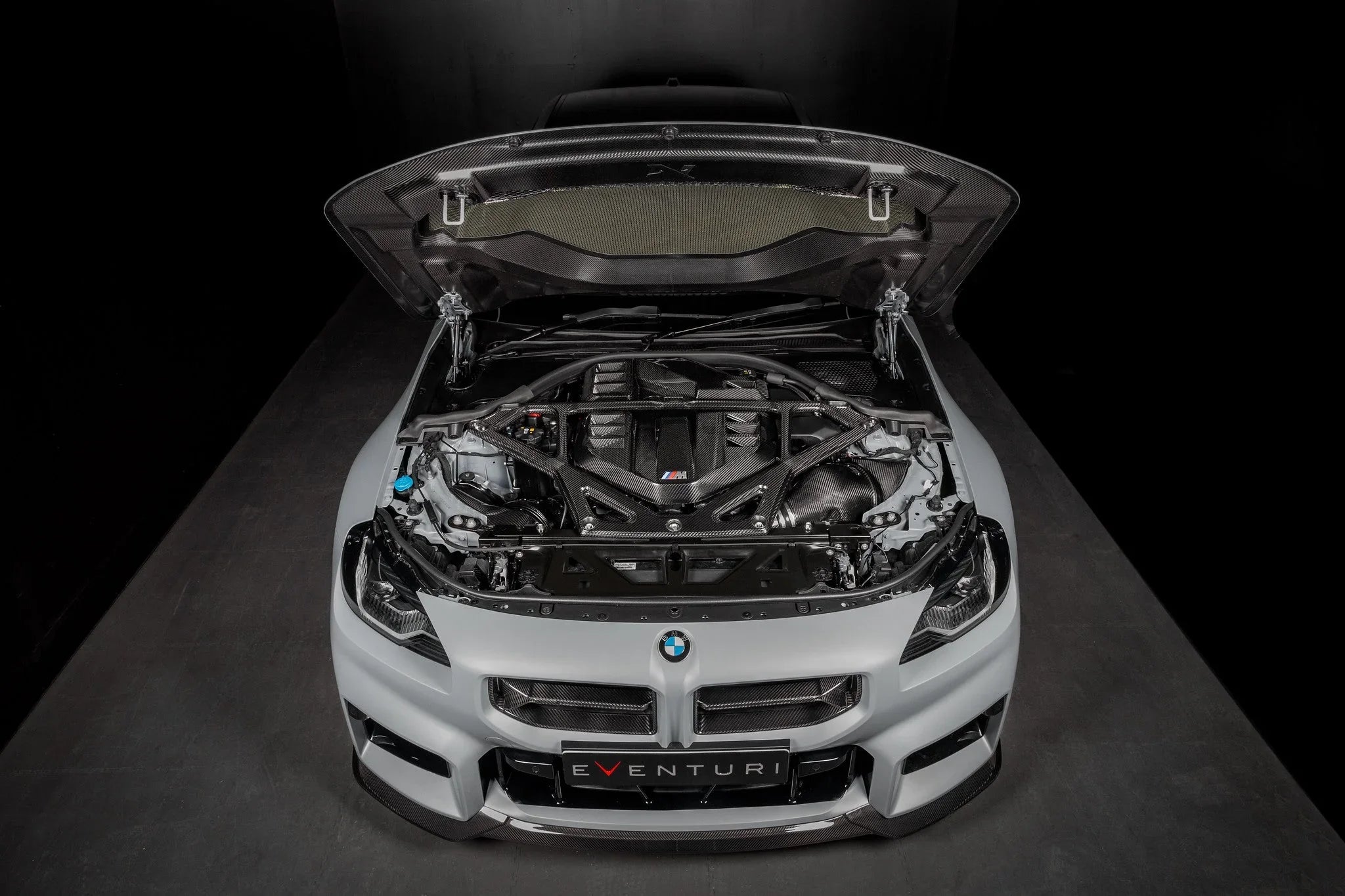 Eventuri Carbon Domstrebe / Carbon Strut Brace für BMW M3 G80/G81 & M4 G82/G83 S58 Motor - Akrapovic Auspuffanlage
