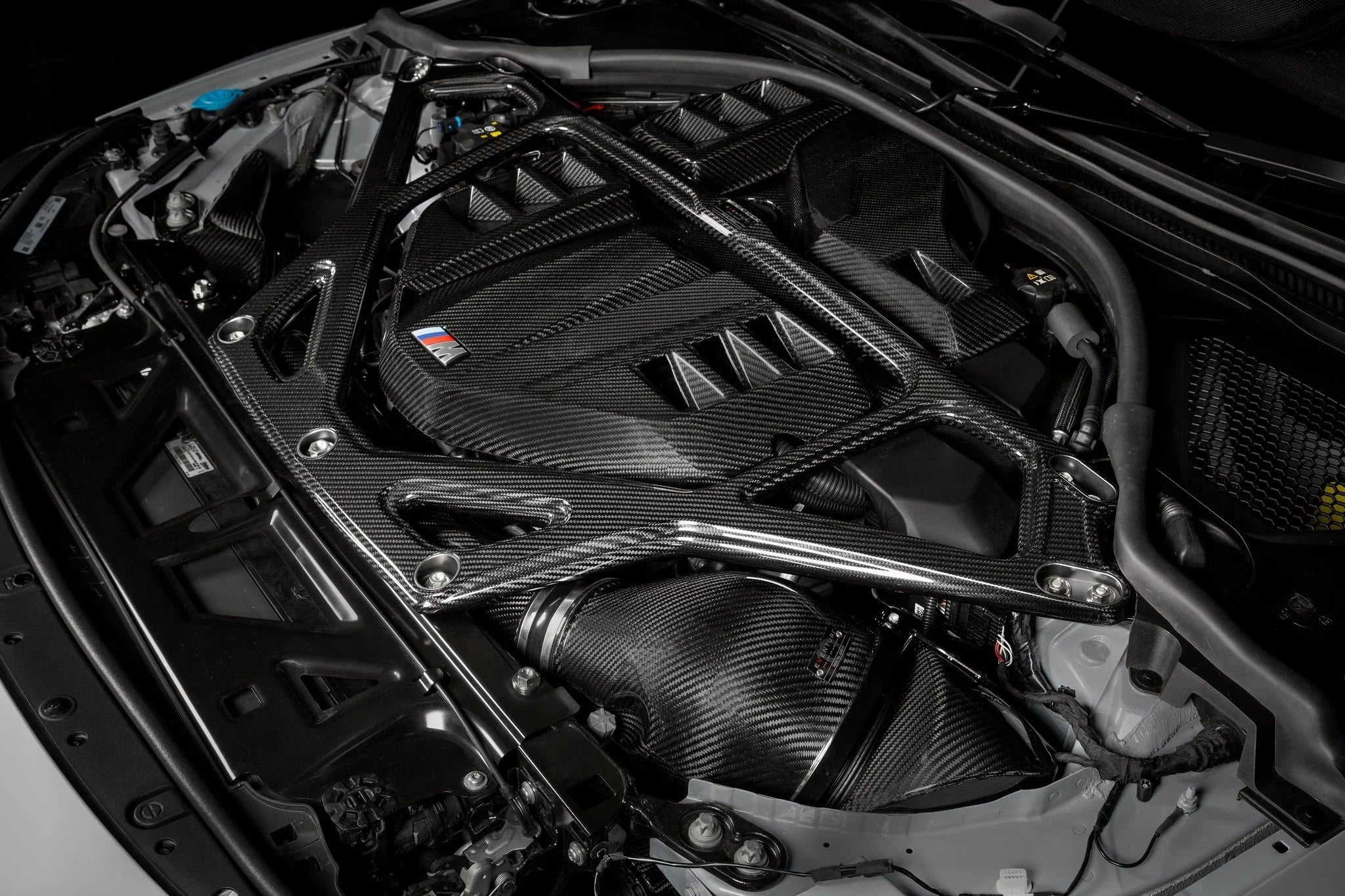 Eventuri Carbon Domstrebe / Carbon Strut Brace für BMW M2 G87 S58 Motor - Akrapovic Auspuffanlage