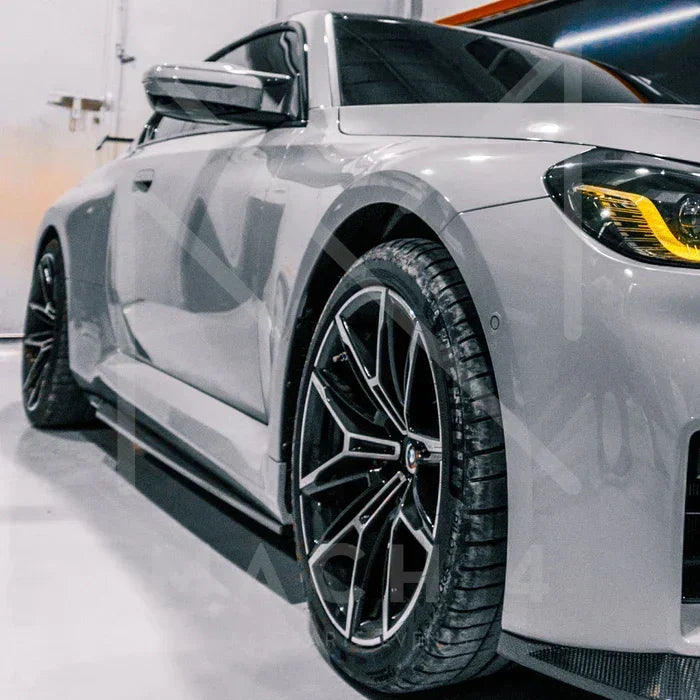 R44/MHC Edition 1 Carbon Seitenschweller / Side Skirts für BMW M2 G87 - Akrapovic Auspuffanlage