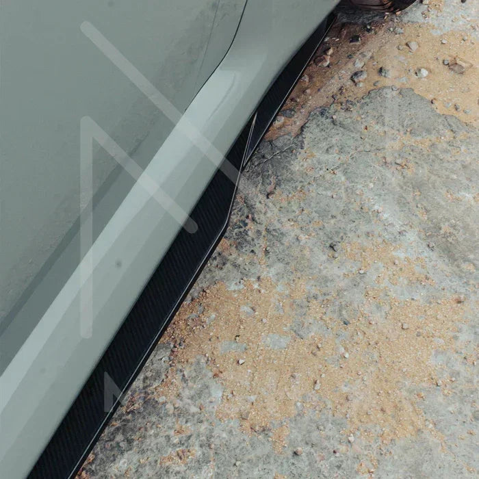 R44/MHC Edition 1 Carbon Seitenschweller / Side Skirts für BMW M2 G87 - Akrapovic Auspuffanlage