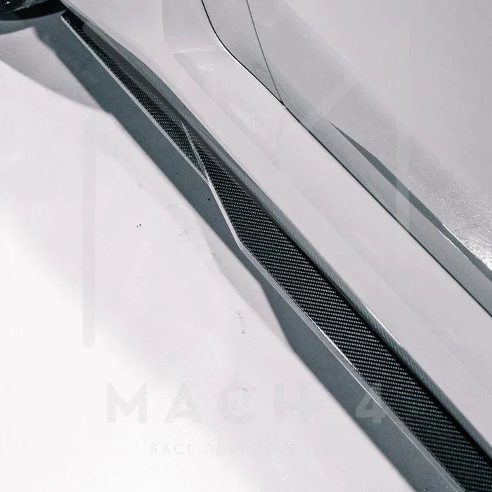 R44/MHC Edition 1 Carbon Seitenschweller / Side Skirts für BMW M2 G87 - Akrapovic Auspuffanlage